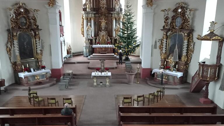 Blick von der Empore auf den Hochalter der Kirche St. Wendelin in Langenprozelten.