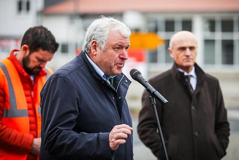 SPD-Bürgermeister Jürgen Hennemann bekundet gemeinsam mit CSU-Landrat Wilhelm Schneider (rechts) seine Solidarität mit der Belegschaft.