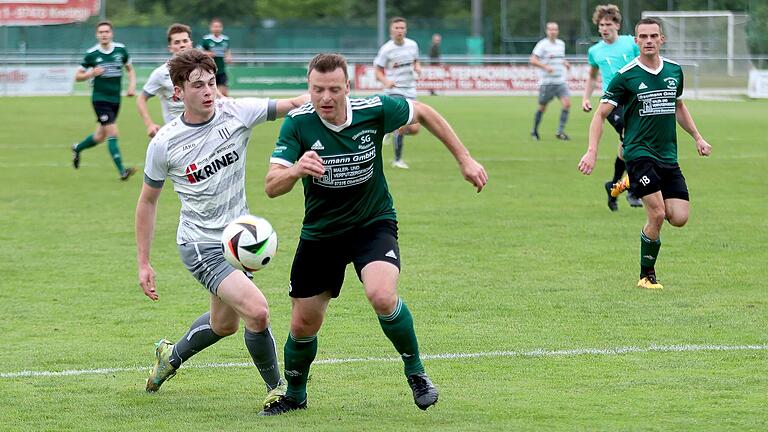 Spielertrainer Alexander Greß (rechts, gegen den Sander Lars Stussak) tritt mit seinem SV-DJK Oberschwarzach sicher in der Relegation zur Landesliga an.