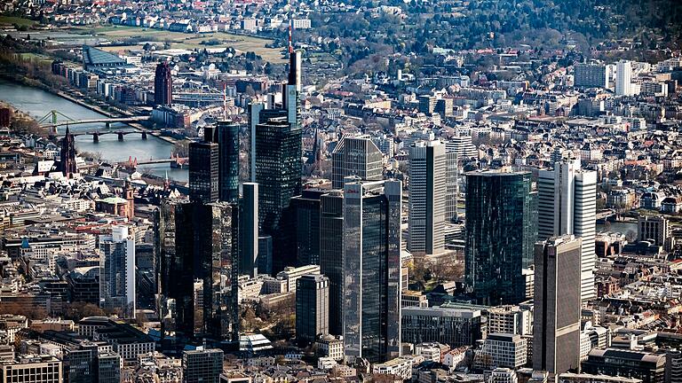 Bankenviertel in Frankfurt       -  Die Bundesbank sieht dieses Jahr ein schwierigeres Umfeld für deutsche Geldinstitute. (Archivbild)