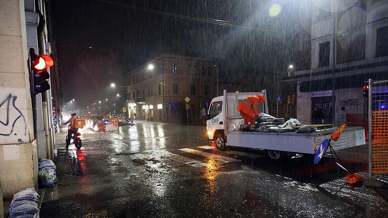 Überschwemmungen in Italien       -  In Bologna musste wegen der heftigen Regenfälle das Serie-A-Spiel gegen Milan abgesagt werden.