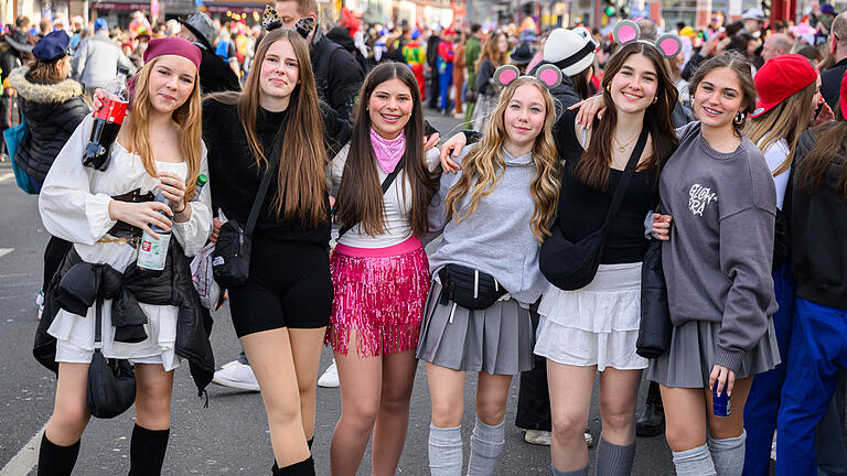 Faschingszug Heidingsfeld       -  Zahlreiche Närrinnen und Narren verfolgen am Faschingsdienstag (04.03.25) den traditionellen Faschingsumzug im Ortskern von Heidingsfeld. Bei strahlendem Sonnenschein waren die Straßen gesäumt von etlichen Menschen in bunten Kostümen.
