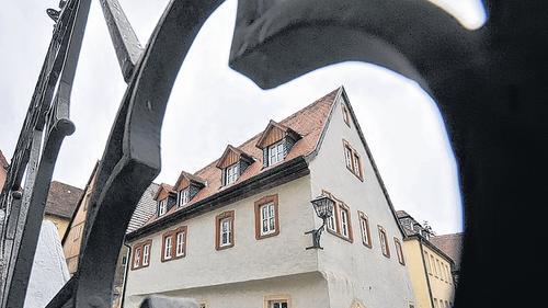 Abbruchreif: Obwohl erst vor einigen Jahren saniert, soll das Schwesterwohnheim abgerissen werden. Dafür vor dem geplanten Pfarrzentrum ein größerer Platz, der die Michaelskapelle stärker in den Mittelpunkt treten lässt.