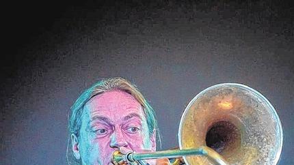 Swingende Visitenkarte: Vor 250 Zuhörern hat die Bigband Würzburg bei einem Benefizkonzert in der Kantine der ZF Friedrichshafen AG Schweinfurt einen exzellenten Auftritt hingelegt.