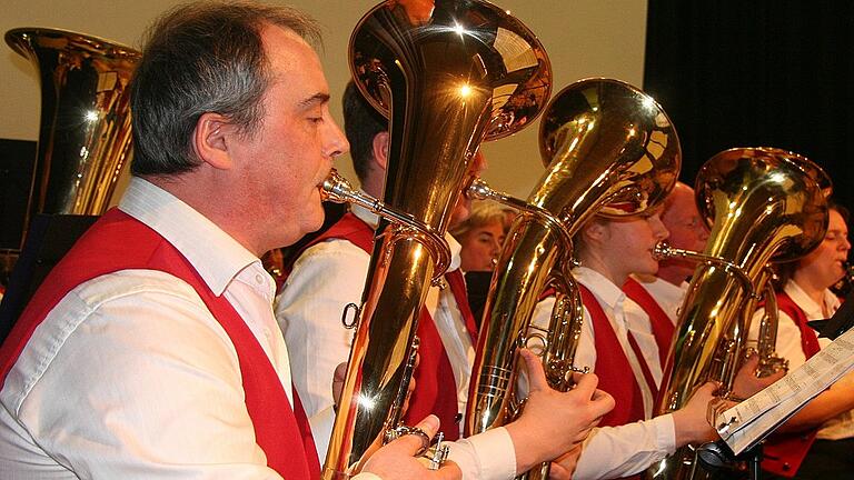 Der Musikzug der Feuerwehr Iphofen wie dieser Tenorhornbläser bescherte dem Publikum beim Osterkonzert schöne Stunden.