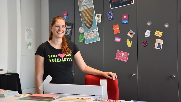 Solidarität auch auf dem T-Shirt. DGB-Jugendsekretärin Anna-Katrin Kroll in ihrem Büro unweit des Zeughauses. Solidarität auch auf dem T-Shirt. DGB-Jugendsekretärin Anna-Katrin Kroll in ihrem Büro unweit des Zeughauses.