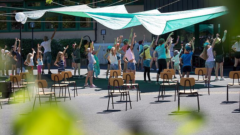 37 Teilnehmende besuchten in der Grundschule in Röttingen den Musicalworkshop des Jungen Theaters der Frankenfestspiele.  Innerhalb von fünf Tagen studierten sie das Musical Cats auf dem Pausenhof ein.