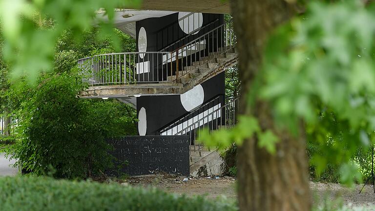 Unbekannte haben das Denkmal zum Gedenken der Opfer des Anschlags von Hanau am Dallenberg in Würzburg übermalt.