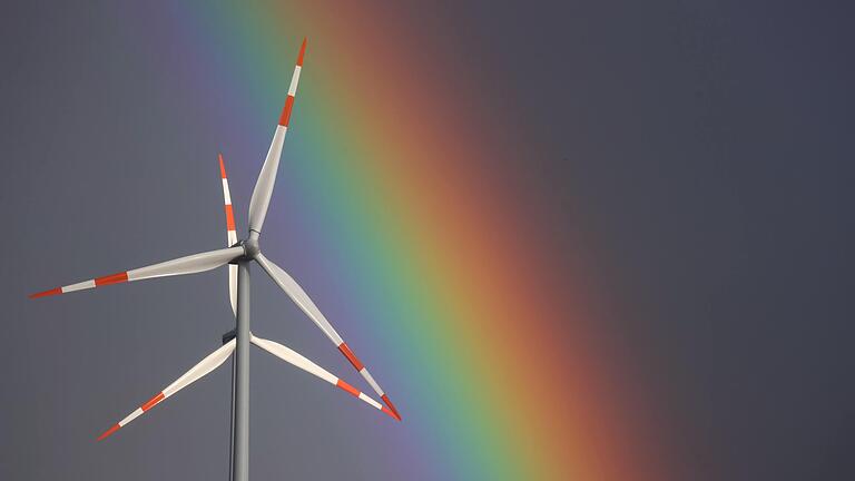 Vom Tiefstand zum Höchststand? In den vergangenen Jahren war der Bau von Windkraftanlagen in den Kommunen des Landreises zum Erliegen gekommen. Jetzt zieht sogar die Stadt Bad Kissingen solche Anlagen zur Energiegewinnung ins Kalkül. Vom Tiefstand zum Höchststand? In den vergangenen Jahren war der Bau von Windkraftanlagen in den Kommunen des Landreises zum Erliegen gekommen. Jetzt zieht sogar die Stadt Bad Kissingen solche Anlagen zur Energiegewinnung ins Kalkül.