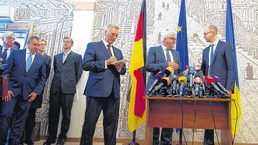 Treffen in Kiew: Bundesaußenminister Frank-Walter Steinmeier (Zweiter von rechts) und der ukrainische Übergangsministerpräsident Arsenij Jazenjuk (rechts).