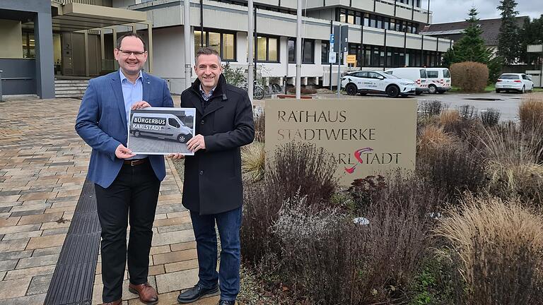 Freuen sich über die D`Förderung für den Karlstadter Bürgerbus (von links): Bürgermeister Michael Hombach und MdL Thorsten Schwab.