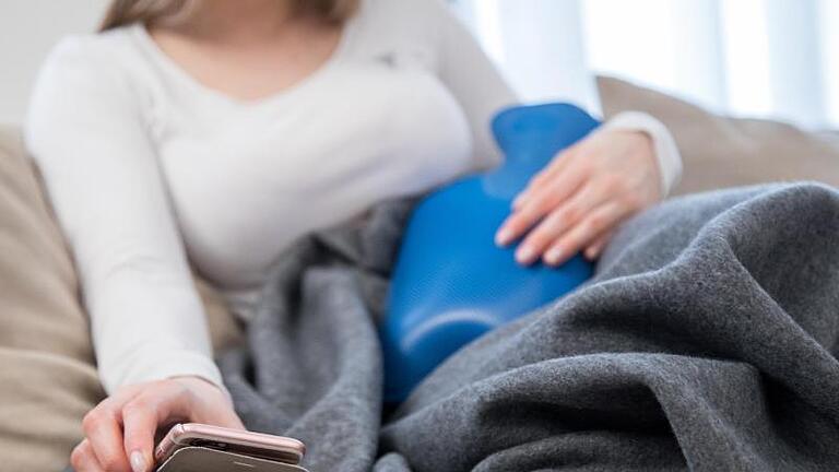 Der Chef ruft an: Wer krank zu Hause ist, kann selbst entscheiden, ob er dann ans Telefon geht. Foto: Christin Klose/dpa-tmn       -  Krankschreibungen per Telefon laufen zum Ende des Monats aus.