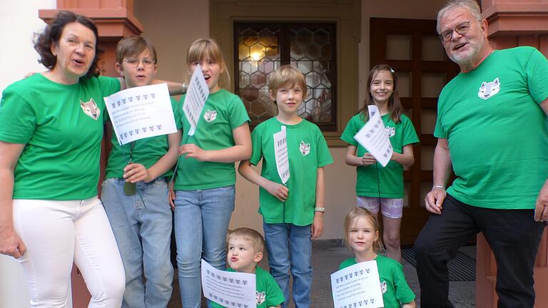 Ein Gruppe der 'Coolen Gartenwölfe' sangen den Gästen ein Ständchen. Links deren Leiterin Jana Noak, rechts Vorsitzender Franz Lang.