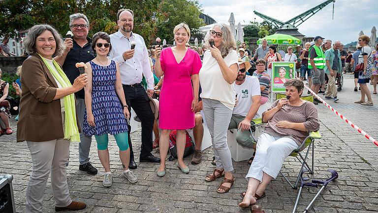 Auf ein Eis mit Spitzenkandidatin Katharina Schulze (Mitte) trafen sich am Feiertag (von links) Kerstin Celina, Gehard Müller, Helena Kontny, Patrick Friedl, Christina Feiler und gut 150 Gäste zum Wahlkampfauftakt der Grünen am alten Kranen in Würzburg.&nbsp;