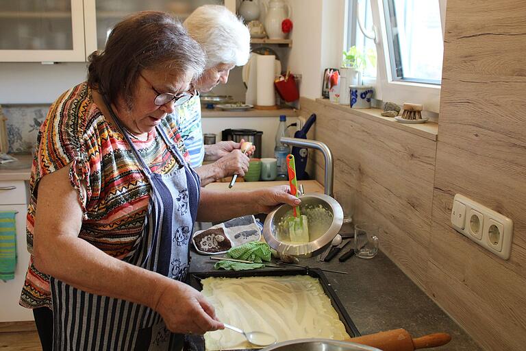 Hildegard Pfeffermann verteilt die 'Schmiere' auf den süßen Kartoffeldätscher. Hildegard Pfeffermann verteilt die 'Schmiere' auf den süßen Kartoffeldätscher.