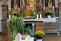 Auf dem Foto: Peter Herrmann, ehem. Pfarrer beim Festgottesdienst und Modell des Pfarrzentrums.