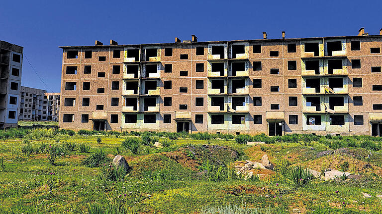 Kasachstan. Karaghayli. Verlassene Wohnblocks, aus denen schon alles Brauchbare entfernt wurde.   FOTO Rudi Twardzik