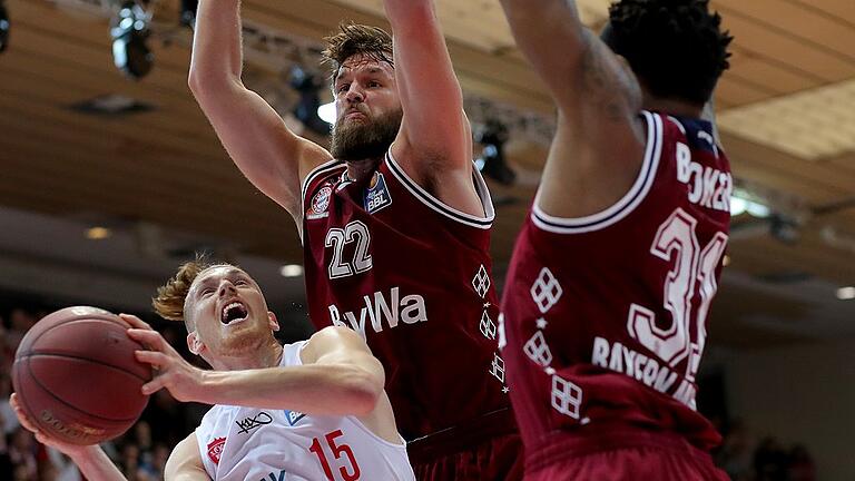 Basketball - easyCredit BBL - s.Oliver Wuerzburg - FC Bayern Muenchen       -  Letztlich doch übermächtige Bayern: In dieser Szene kann sich der Würzburger E. J. Singler nicht gegen die Münchner Danilo Barthel (links) und Devin Booker durchsetzen. Der Bundesliga-Spitzenreiter siegte mit 80:74 bei den Baskets.