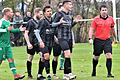 Diskussion um den zwischenzeitlichen 1:1-Ausgleich von Geesdorfs Paul Häfner (Zweiter von rechts): Schiedsrichter Stephan Czepluch, Häfners Mitspieler und Friesens David Daumann (links).