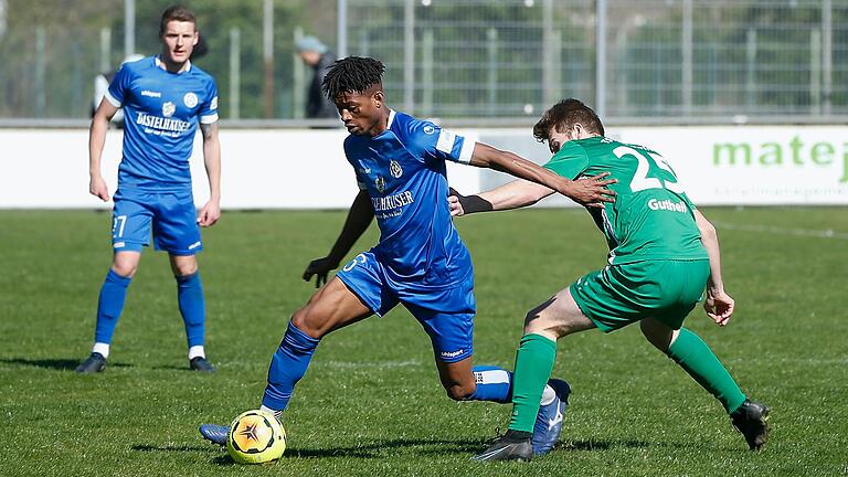 Essa Ganes (links) vom Würzburger FV setzt sich gegen Florian Gutheil vom TSV Abtswind durch. Ganes zählte bis zur Winterpause noch zum Abtswinder Kader.