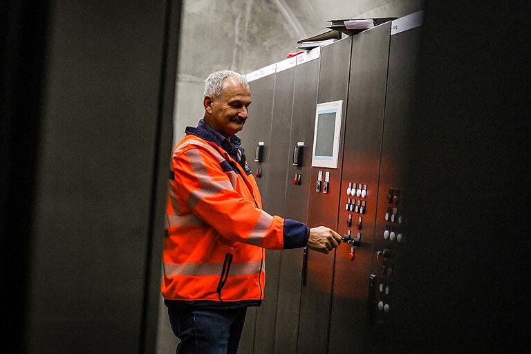 Im klimatisierten Technikraum können die Anlagen des Tunnels im Notfall gesteuert werden.