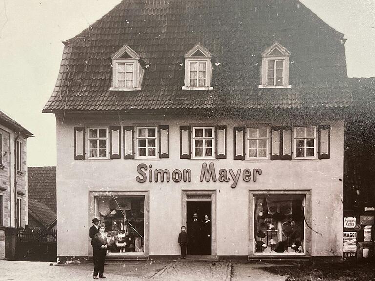 Das Weißwarengeschäft von Simon Mayer, dem Schwager von Sali Stern, war in Hofheim am Marktplatz 6 (damals 4) beheimatet.