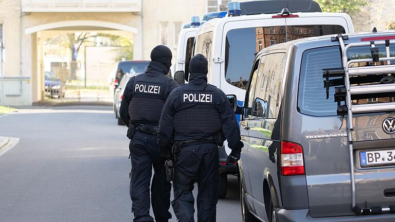 Acht Festnahmen bei Razzia gegen mutmaßliche Rechtsextreme - Razzia im Dresdner Stadtteil Cotta. Die Festgenommenen stehen im Verdacht, Mitglieder einer rechtsterroristischen Gruppe zu sein. Acht Festnahmen bei Razzia gegen mutmaßliche Rechtsextreme - Razzia im Dresdner Stadtteil Cotta. Die Festgenommenen stehen im Verdacht, Mitglieder einer rechtsterroristischen Gruppe zu sein.