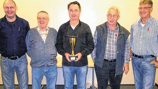 Skatmeister: Die Besten beim offenen Skatturnier im Landkreis waren (von links): Carsten Tully (Lohr), Hansi Kraus (Mömbris), Sieger Peter Mehrlich (Hofstetten), Werner Finkenberger (Oberickelsheim ) und Rolf Diehm (Billingshausen).