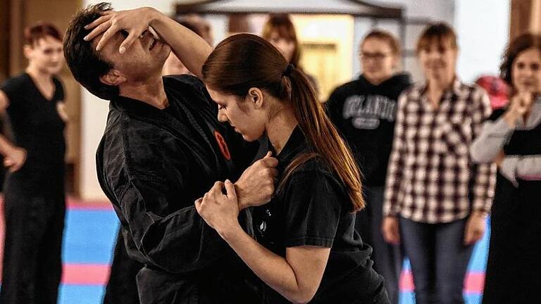 Sich selbst verteidigen: Frauen üben im Kampfsportcenter Würzburg mit Trainer Jürgen Müller, wie sie sich wehren können. Sich selbst verteidigen: Frauen üben im Kampfsportcenter Würzburg mit Trainer Jürgen Müller, wie sie sich wehren können.