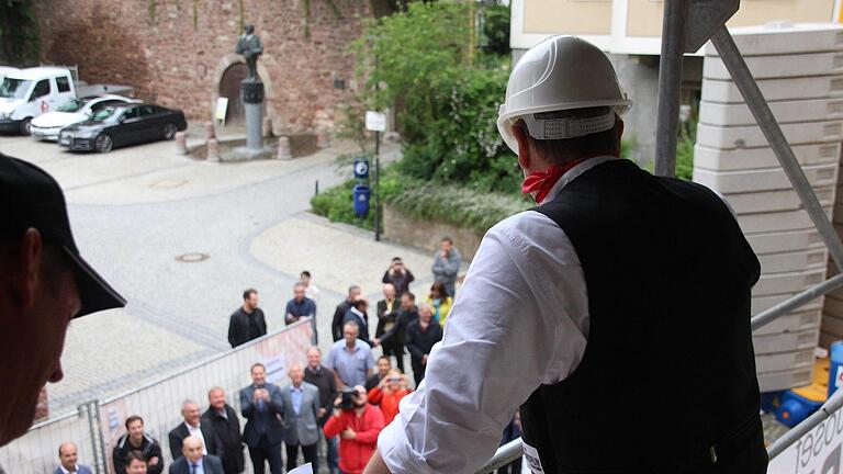 Klaus Hayer, Geschäftsführer der Hammelburger Baufirma Bindrum und Sohn, trägt den Richtspruch für den Erweiterungsbau des Landratsamtes vor. Foto: Benedikt Borst       -  Klaus Hayer, Geschäftsführer der Hammelburger Baufirma Bindrum und Sohn, trägt den Richtspruch für den Erweiterungsbau des Landratsamtes vor. Foto: Benedikt Borst