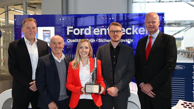 Den 'Ford Chairman’s Award' durfte die Familie Löffler bei einer Übergabe im Autohaus in der Rudolf-Diesel-Straße in Empfang nehmen (von links): Michael Neteler (Ford), Robert, Lisa und Mike Löffler sowie Udo Horstmann (Ford).