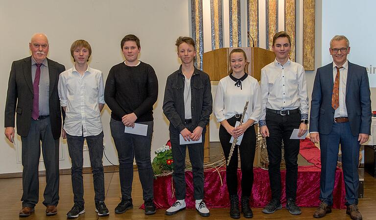 Der Neujahrsempfang der Gemeinde Frankenwinheim wurde von jungen Musikern umrahmt. Für den gelungenen Auftritt bedankten sich 2. Bürgermeister Otto Kunzmann (links) und Bürgermeister Herbert Fröhlich.&nbsp;