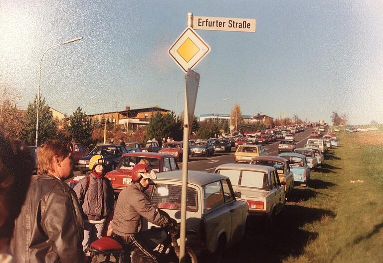 Straßen voller Trabis: Der Ansturm auf Mellrichstadt nach der Grenzöffnung im November 1989.