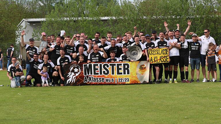 Beste Stimmung nach dem 1:0-Sieg in Eußenheim am vergangenen Sonntag: Die Mannschaft des FV Bachgrund feiert die Meisterschaft in der A-Klasse Würzburg 6.