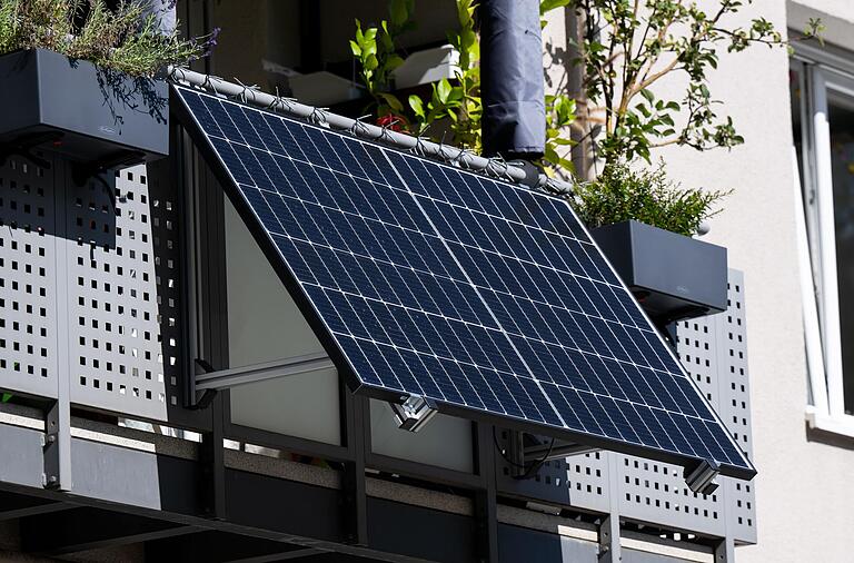 Stecker-Solaranlagen für den Balkon können die eigene Stromrechnung senken. Die Anschaffung wird in Landkreisen oder Kommunen bezuschusst.&nbsp;