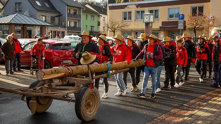 Der Kirbbaum wurde in Burgsinn 2023 das letzte Mal im November aufgestellt. Ab diesem Jahr wird die Kirb im Oktober stattfinden.