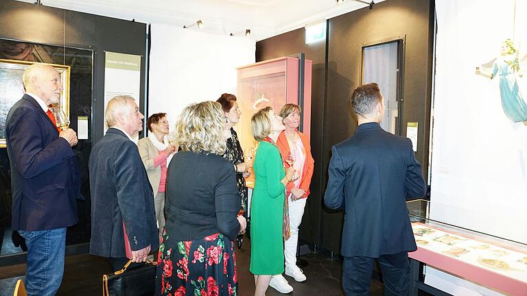 Im Rahmen der Eröffnungsveranstaltung führte Gudrun Wirths die anwesenden Gäste durch die Engel-Sammlung. Diese ist in die bestehende Exposition der Nähmaschinen integriert. Im Rahmen der Eröffnungsveranstaltung führte Gudrun Wirths die anwesenden Gäste durch die Engel-Sammlung. Diese ist in die bestehende Exposition der Nähmaschinen integriert.