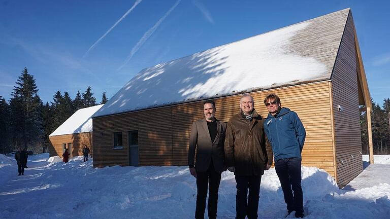 Bei der Teileröffnung des Feriendorfes auf der Wasserkuppe führen die  Investoren  Andreas Schubert (rechts) und Boris Kiauka (links)  Landrat Bernd  Woide über die Anlage. Foto: Marion Eckert       -  Bei der Teileröffnung des Feriendorfes auf der Wasserkuppe führen die  Investoren  Andreas Schubert (rechts) und Boris Kiauka (links)  Landrat Bernd  Woide über die Anlage. Foto: Marion Eckert