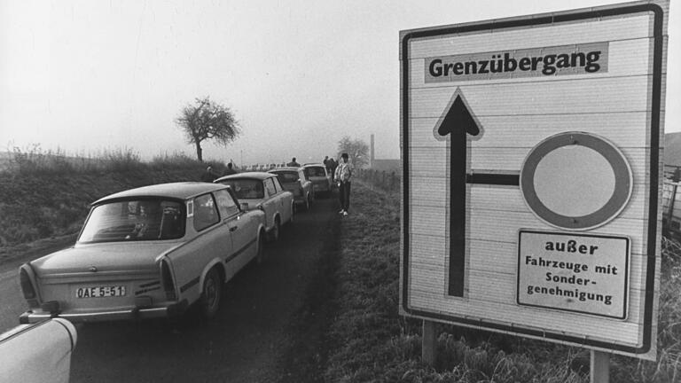 Eine Autoschlange bildete sich von Meiningen zum Grenzübergang Henneberg/Eußenhausen nach der Grenzöffnung im November 1989.