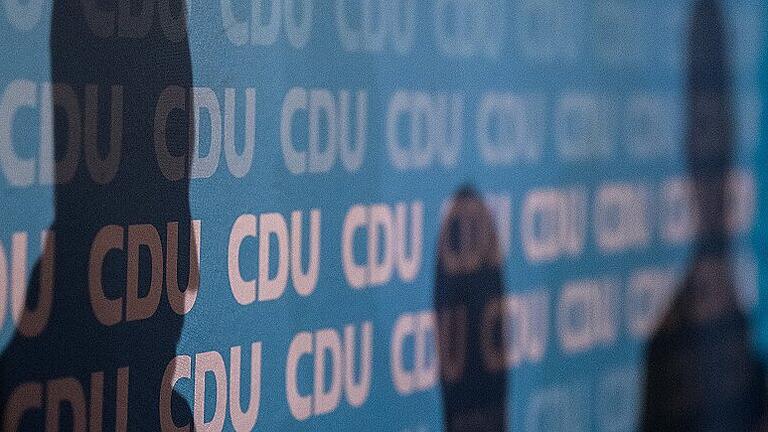 CDU Contenders Jens Spahn And Friedrich Merz Speak In Dusseldorf       -  Friedrich Merz, Armin Laschet oder Jens Spahn &ndash; wer wird der neue CDU-Vorsitzende? Noch wagt sich keiner der drei Bewerber so ganz aus der Deckung.