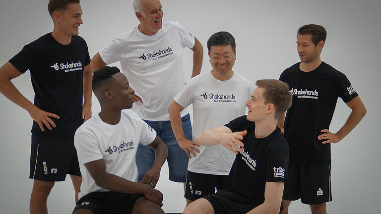 Gut gelaunt beim Foto-Termin: Filip Zeljko (von links), Abdel-Kader Salifou, Manager Andy Albert, Trainer Koji Itagaki, Kilian Ort und Bastian Steger.