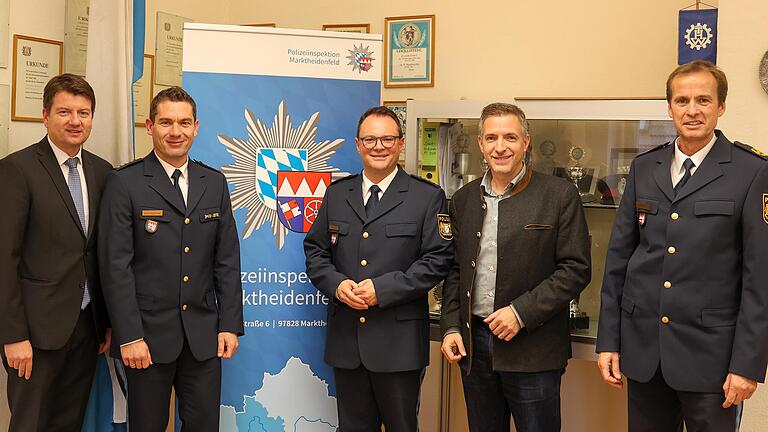 Politiker-Besuch in der Polizeiinspektion Marktheidenfeld (von links): Staatssekretär Sandro Kirchner, stellvertretender&nbsp; Dienststellenleiter Stephan Baumgärtner, Dienststellenleiter Michael Zimmer, CSU-Landtagsabgeordneter Thorsten Schwab und Polizeivizepräsident Robert Fuchs.