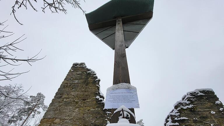 Das Hochkreuz am Michelsberg bei Münnerstadt: Noch bis zum Frühjahr ohne Christus.       -  Das Hochkreuz am Michelsberg bei Münnerstadt: Noch bis zum Frühjahr ohne Christus.