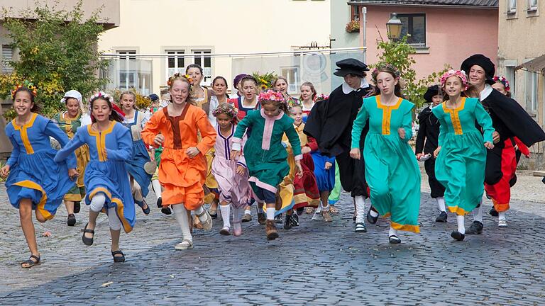 Szene aus dem Volksschauspiel 'Die Schutzfrau von Münnerstadt', als die Schweden die Stadt im 17. Jahrhundert überfielen. Das Stück mit 200 Darstellerinnen und Darstellern wird 2023 am 27. August sowie 3. und 10. September aufgeführt.