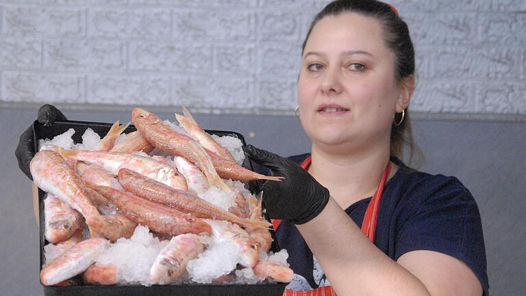 Seltene Fische wie diese Rote Meerbarbe präsentiert Verkäuferin Askin Tzamali im Pazar-Supermarkt in der Kaiserstraße in Kitzingen. Seltene Fische wie diese Rote Meerbarbe präsentiert Verkäuferin Askin Tzamali im Pazar-Supermarkt in der Kaiserstraße in Kitzingen.