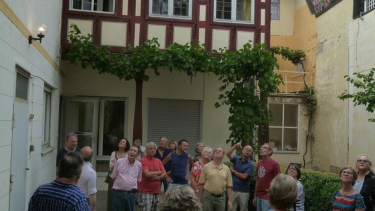 Auf großes Interesse stieß der Besuch des Innenhofs des aus dem 16. Jahrhundert stammenden Anwesens Nummer 9 in der Oberen Hauptstraße in Haßfurt.