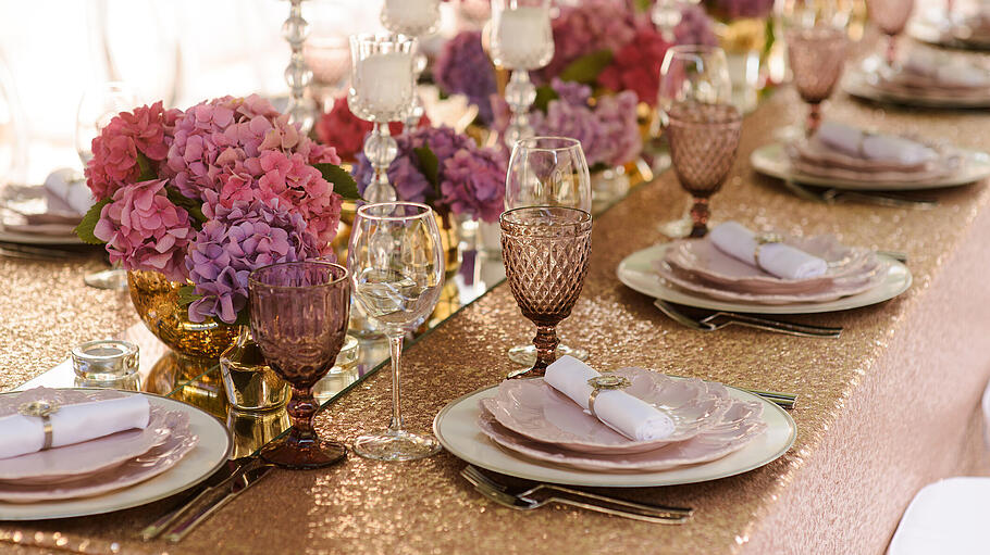 Metallic Hochzeit       -  Strahlende Deko: Pastelltöne und Rosegold geben Ihrer Hochzeit einen verspielten Look.