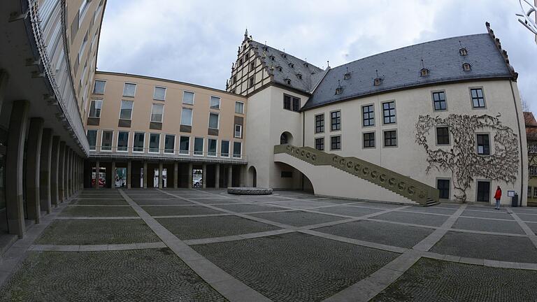 Im Sitzungssaal des alten Rathauses hat der Schul- und Kulturausschuss nun doch am 13. Juli getagt. Im Sitzungssaal des alten Rathauses hat der Schul- und Kulturausschuss nun doch am 13. Juli getagt.