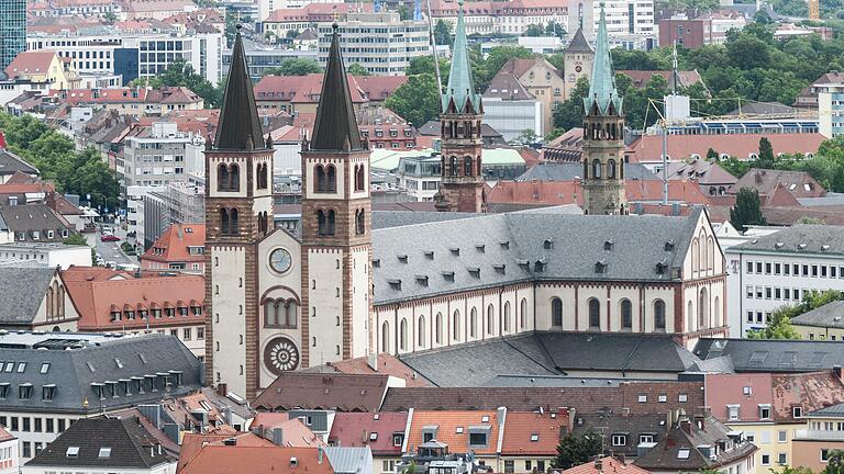 Einen 'neuen Thesenanschlag nach 500 Jahren' haben unterfränkische Mitglieder der kirchlichen Reformbewegung Maria 2.0 durchgeführt. Sie hingen ihre Forderungen an Türen des Würzburger Doms. Einen 'neuen Thesenanschlag nach 500 Jahren' haben unterfränkische Mitglieder der kirchlichen Reformbewegung Maria 2.0 durchgeführt. Sie hingen ihre Forderungen an Türen des Würzburger Doms.