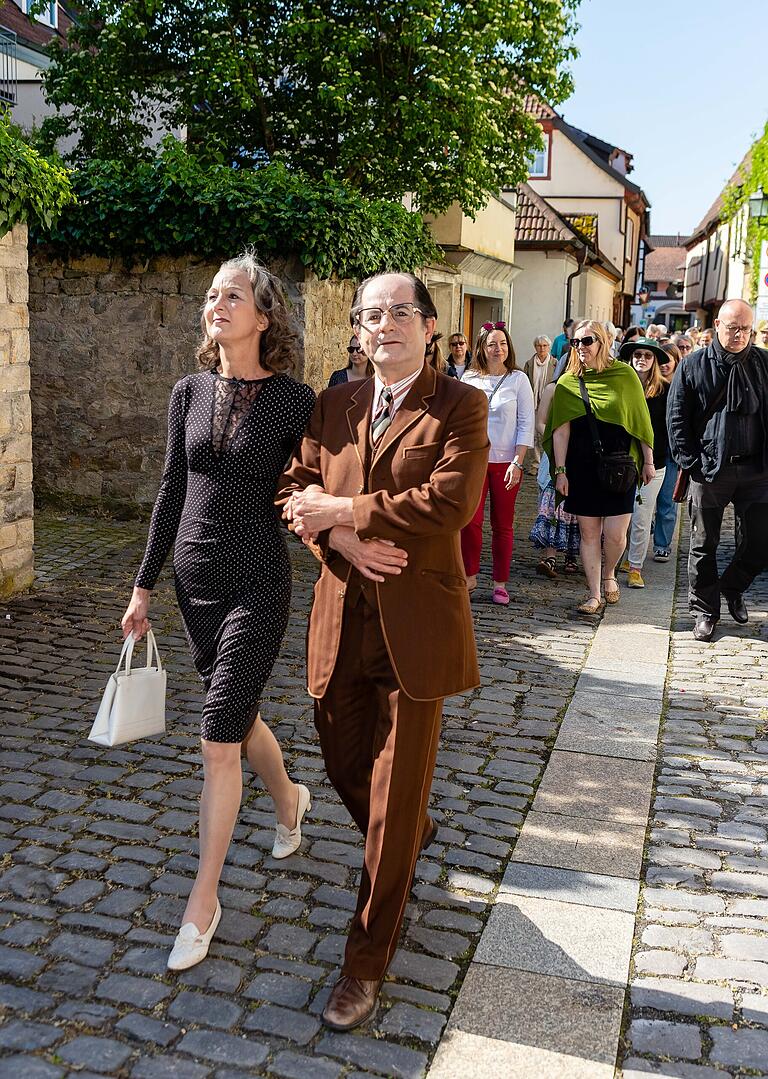 Die Schauspielerin Maike Jansen und der Schauspieler Stefan Ferencz führten die Besucherinnen und Besucher in der Rolle von Friedel und Hermann Rosenthal durch einige fiktive Szenen. Die Schauspielerin Maike Jansen und der Schauspieler Stefan Ferencz führten die Besucherinnen und Besucher in der Rolle von Friedel und Hermann Rosenthal durch einige fiktive Szenen.